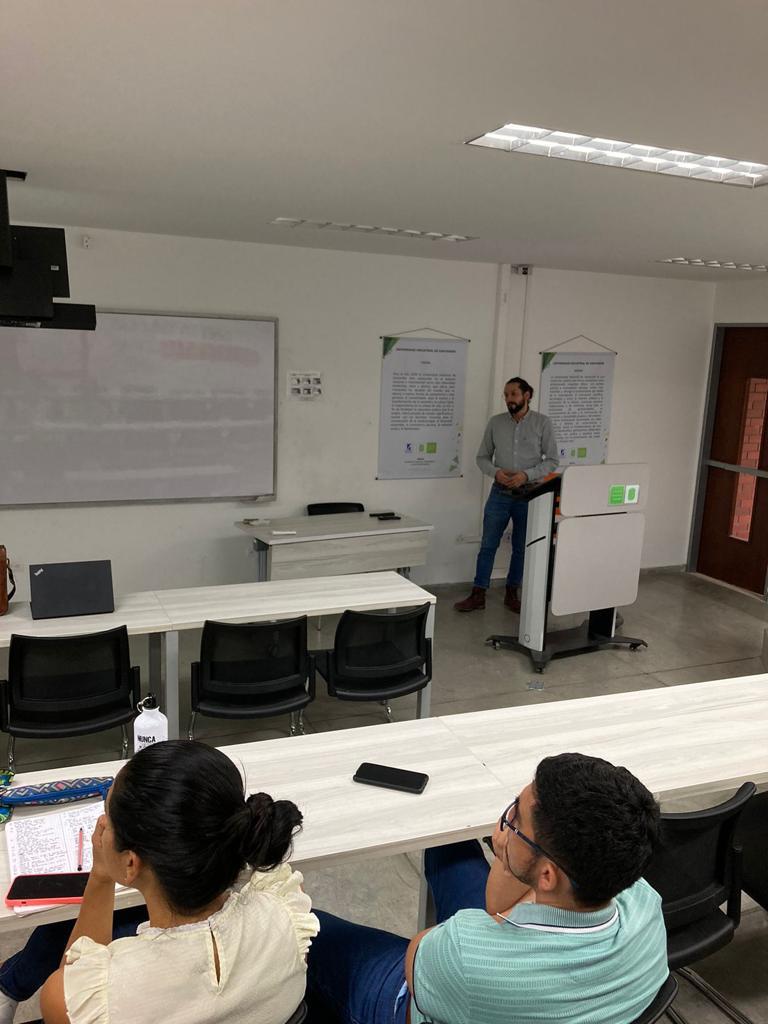 Imagen muestra un momento durante la conferencia dada a integrantes de la Escuela de ingeniería Metalúrgica y Ciencia de Materiales.