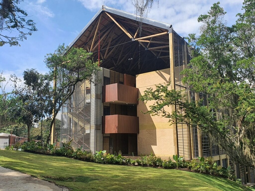 Imagen muestra edificio de aulas en la sede UIS Socorro, ejemplo de arquitectura bioclimática