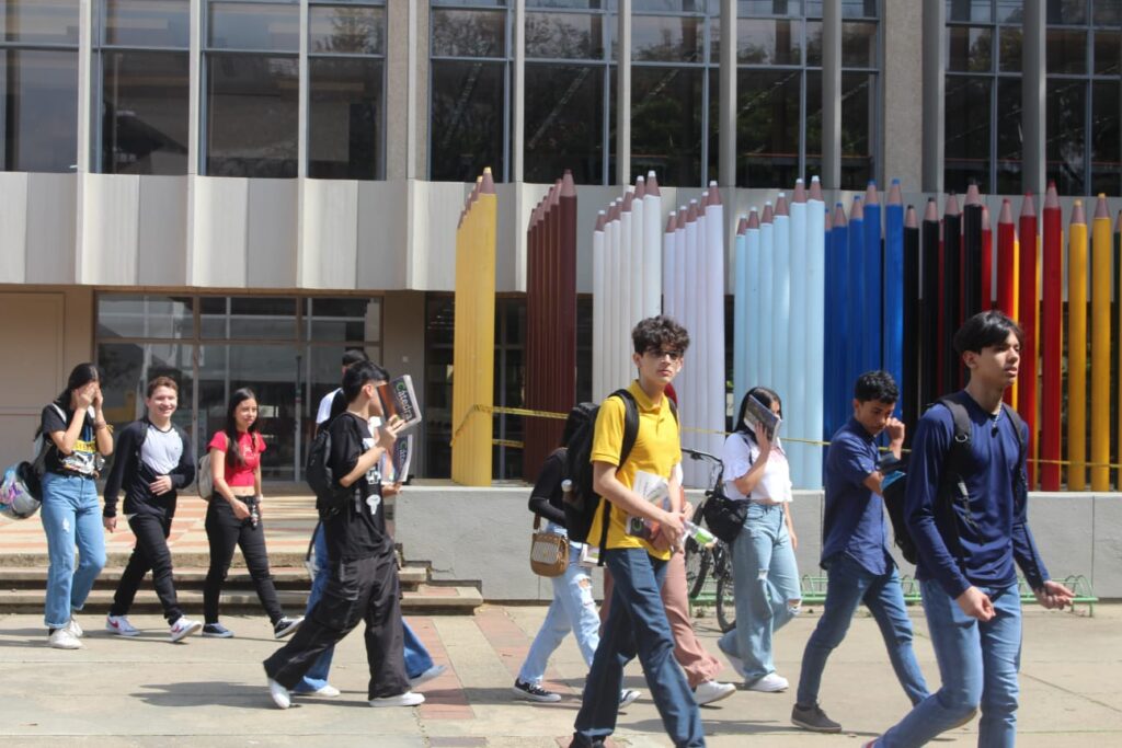 Imagen que muestra a estudiantes durante el recorrido por la UIS.