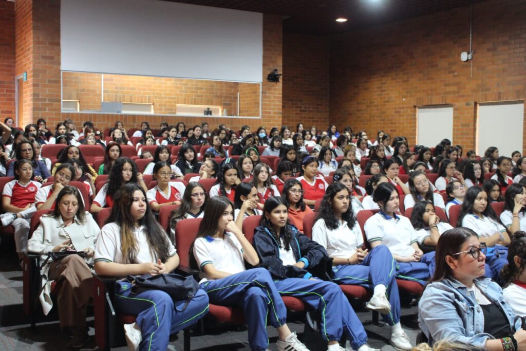Imagen que muestra a las estudiantes de colegio en las conferencias.