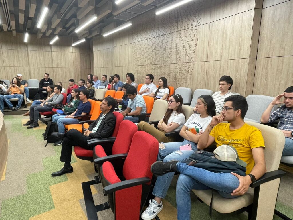 Imagen del público asistente al evento académico sobre energía nuclear y sostenibilidad 