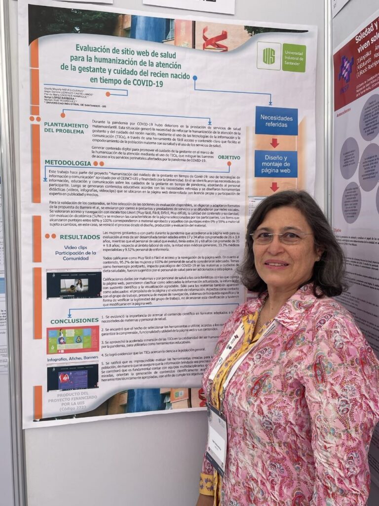 Imagen muestra a la directora de Investigación y Extensión de la Facultad de Salud de la UIS junto a su ponencia en la modalidad de cartel 