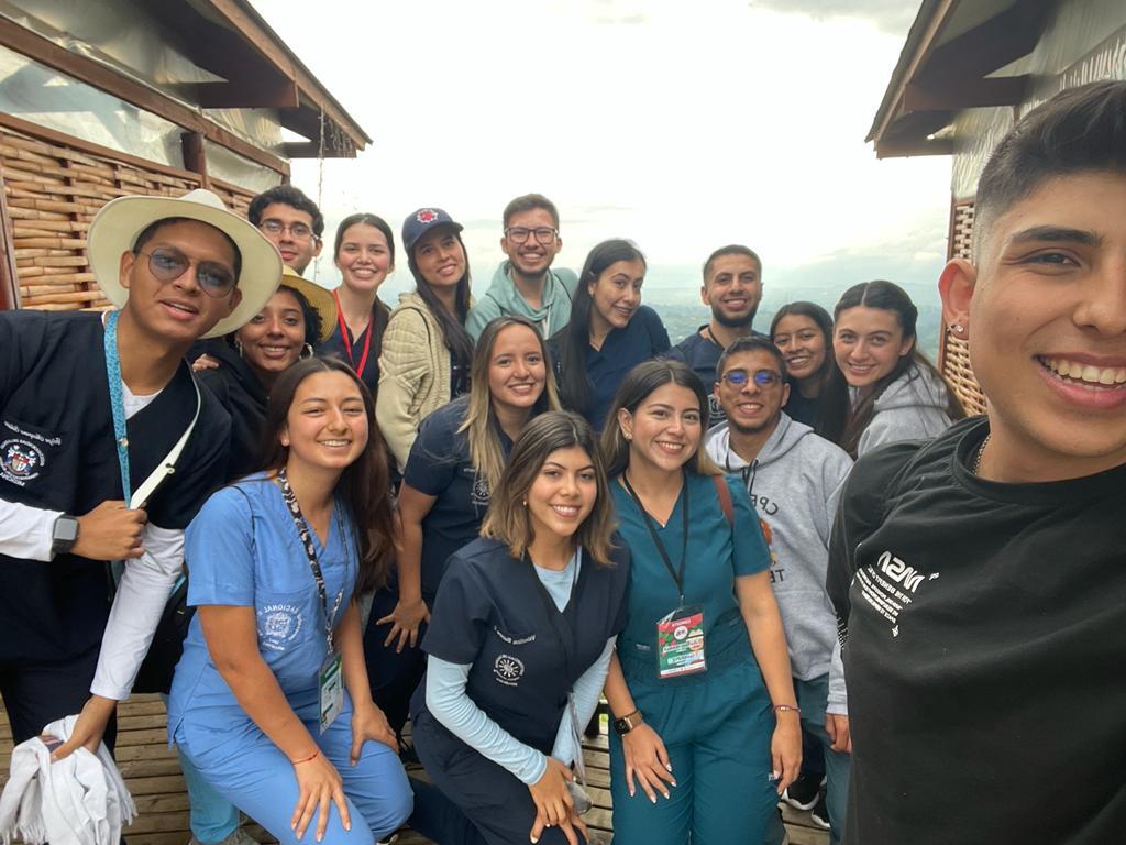 Imagen muestra a estudiantes de 9° semestre de Medicina de la UIS en Quindío.
