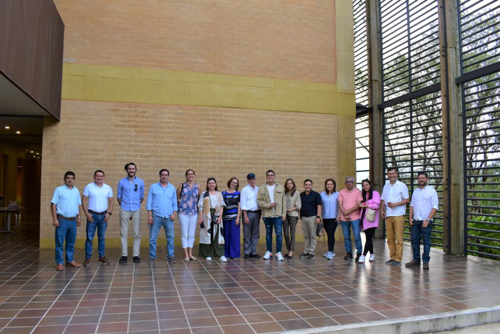 Fotografía muestra a integrantes de la Sociedad Colombiana de Arquitectos y al coordinador de la Sede UIS Socorro.
