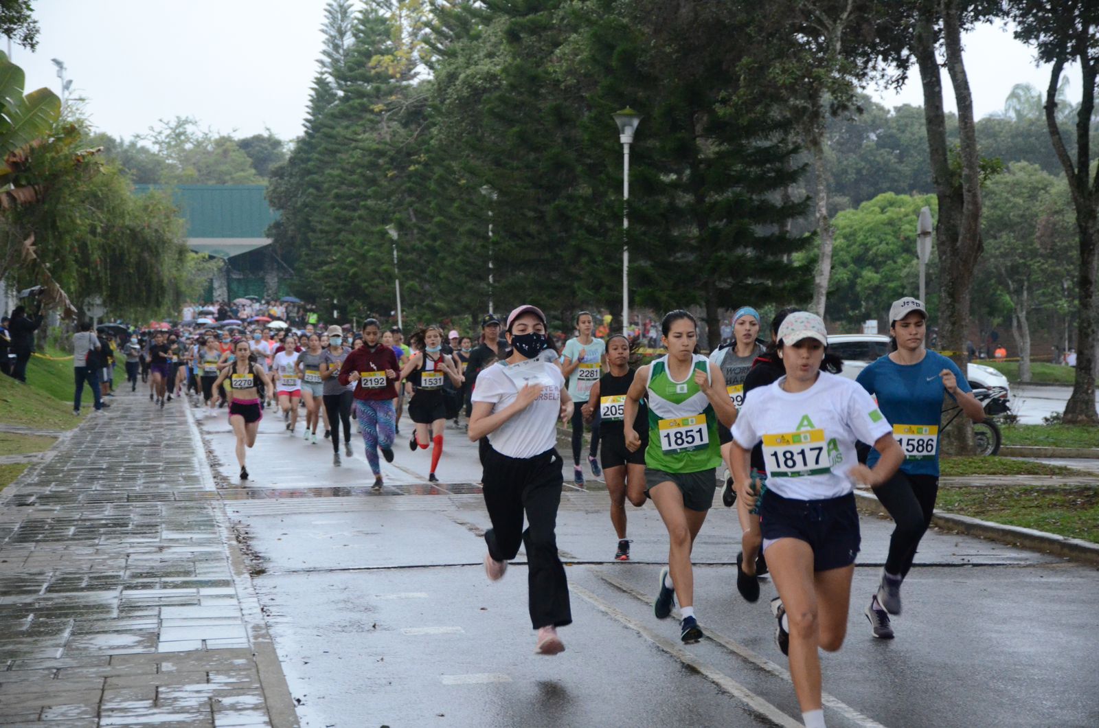 Imagen que muestra a corredores de la carrera atlética uis 2023