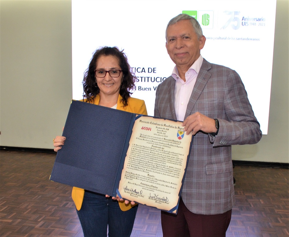 Foto muestra a Olga Chacón, presidenta de Acofi, y al rector Hernán Porras.