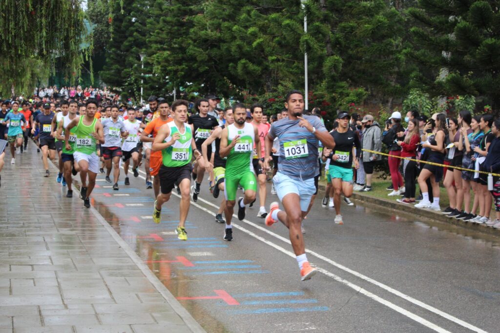 Imagen que muestra a corredores de la Carrera.