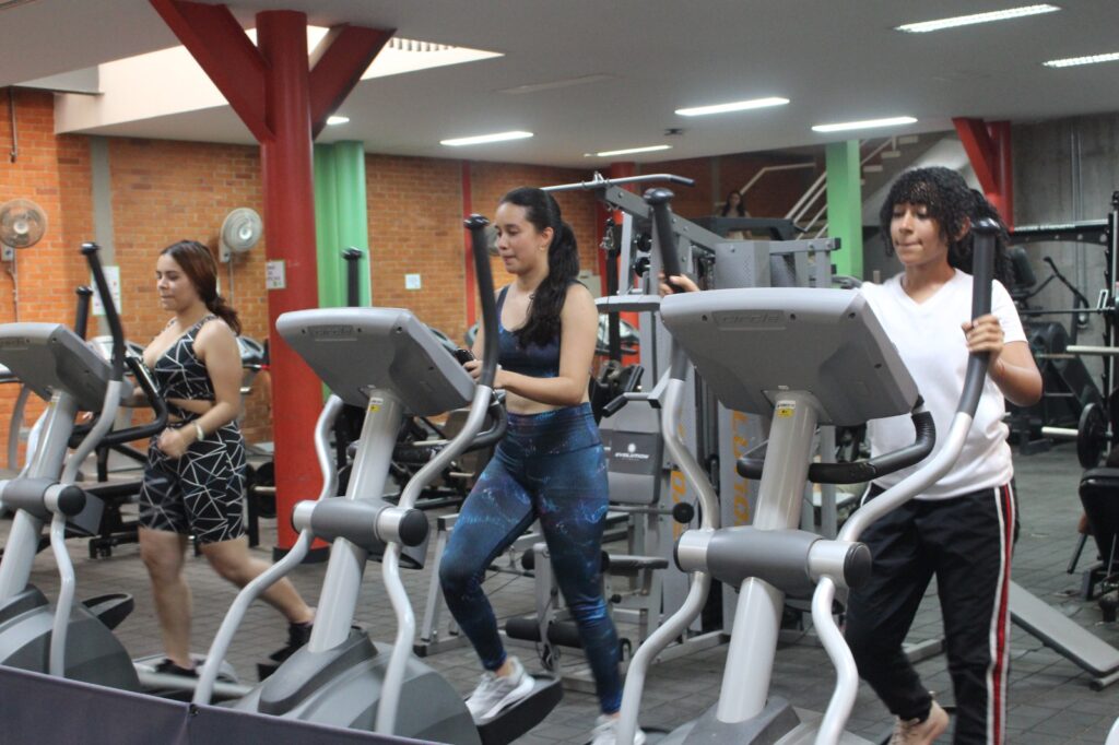 Imagen que muestra a estudiantes haciendo ejercicio.