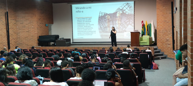 Imagen de la profesora Johanna Esther Balaguera durante su conferencia.
