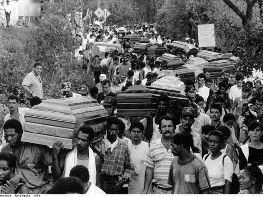 Imagen fotográfica de Entierro colectivo de víctimas de un atentado de la guerrilla del ELN a un oleoducto en 1998.