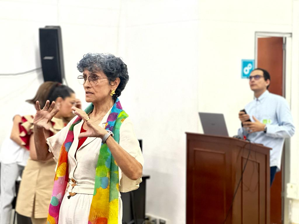 En primer plano, profesora Ana Cecilia Ojeda, decana de Ciencias Humanas 
