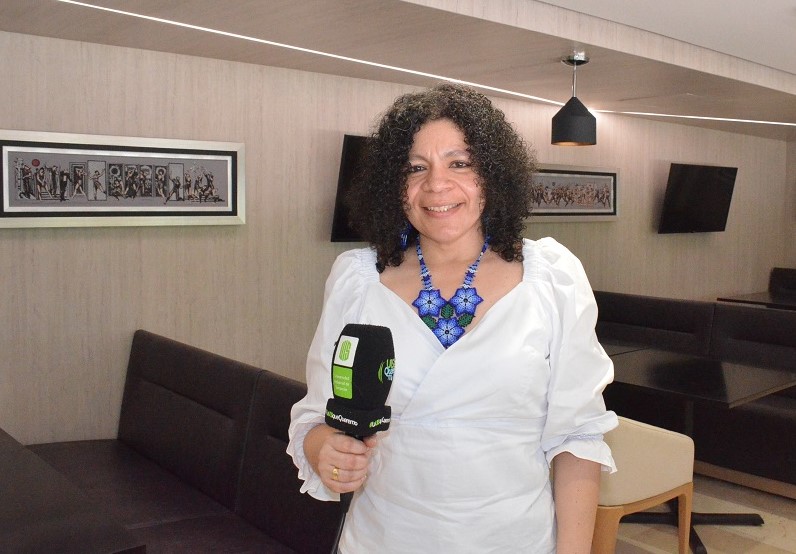 Fotografía muestra directora de la Escuela de Idiomas, Olga Lucía Uribe Enciso.