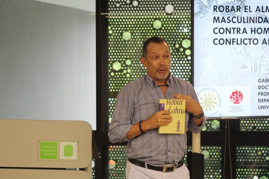Imagen que muestra a Gabriel Gallego Montes con su libro.