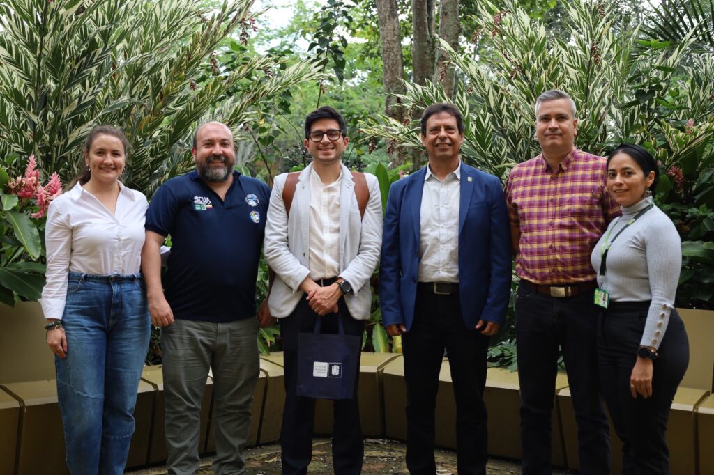 Fotografía del grupo de Relaciones Exteriores UIS con el CEO de la empresa aeroespacial y el investigador Julián Rodríguez Ferreira. 