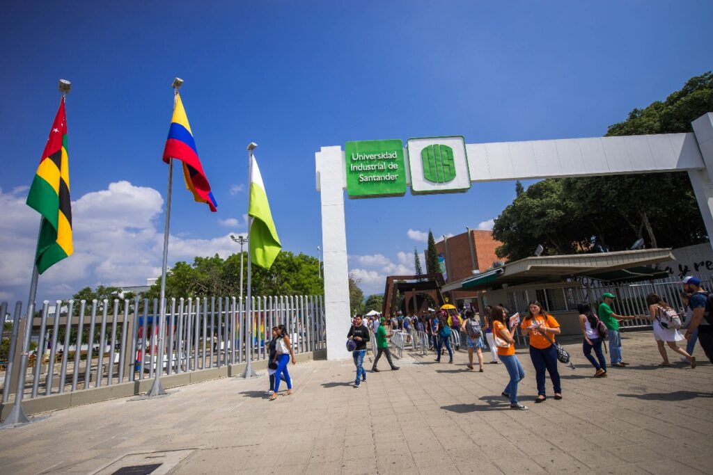 Fotografía que ilustra el portal de acceso principal del campus central de la Universidad