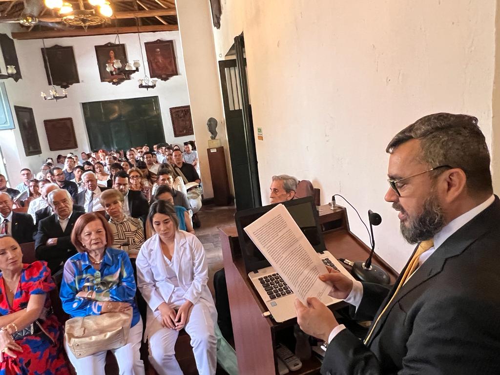 Imagen profesor Álvaro Acevedo durante presentación de su libro