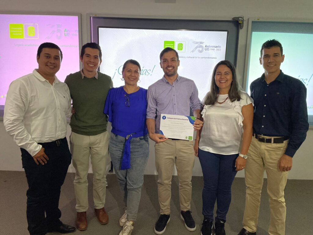 
Directivos y docentes realizan la entrega del diploma a Luis Manuel Ortiz, egresado de la Escuela de Matemáticas quien participó de la octava edición del Coloquio.