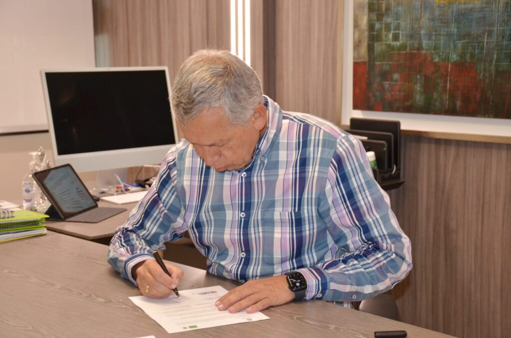 Imagen de Hernán Porras Díaz, rector UIS, durante la firma del convenio.