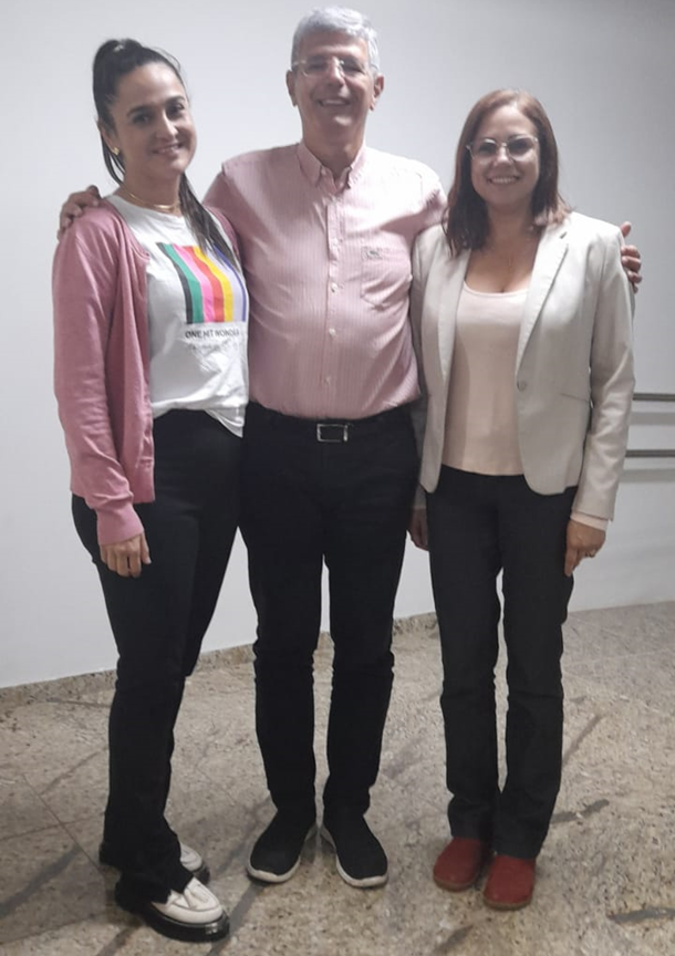 Fotografía de Marisol Lopera Pérez, profesora UIS, junto al Rector de UFRJ Roberto Medronho y la profesora Laisa Maria Freire.