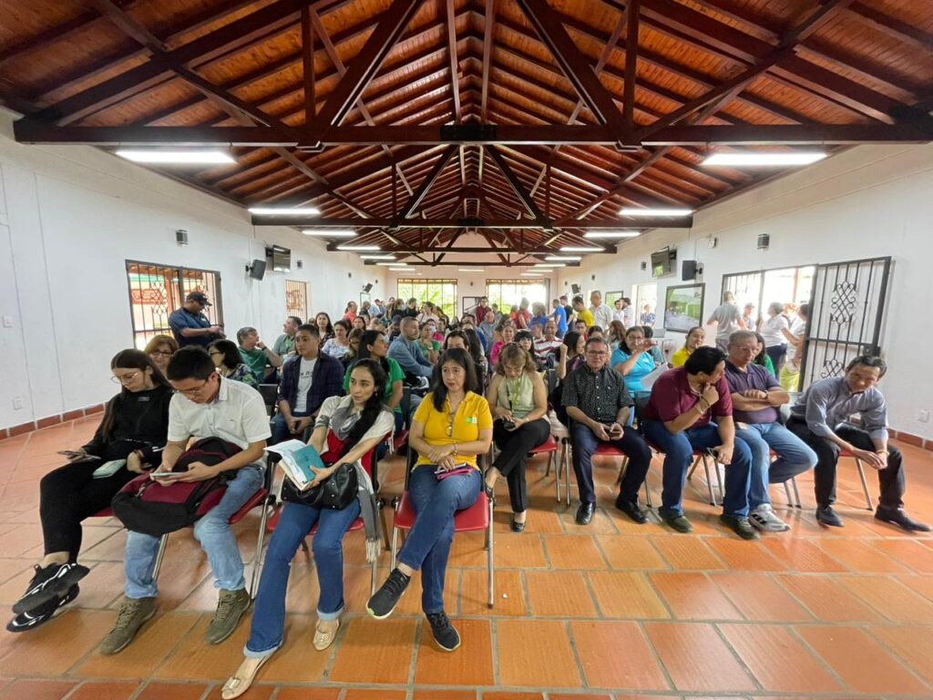 Imagen de estudiantes, profesores y administrativos durante la jornada, realizada en la Casona La Perla.