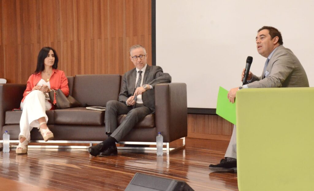 Michael Hantke, expresidente del Tribunal Ambiental de Chile; Juliana Hurtado, asesora Procuraduría delegada para Asuntos Ambientales, Agrarios y Minero Energéticos y Moisés Rodrigo, magistrado Tribunal Administrativo de Cundinamarca, lideran el conversatorio organizado por el Consejo de Estado, el cual es moderado por el magistrado, Juan Manuel  Laverde.