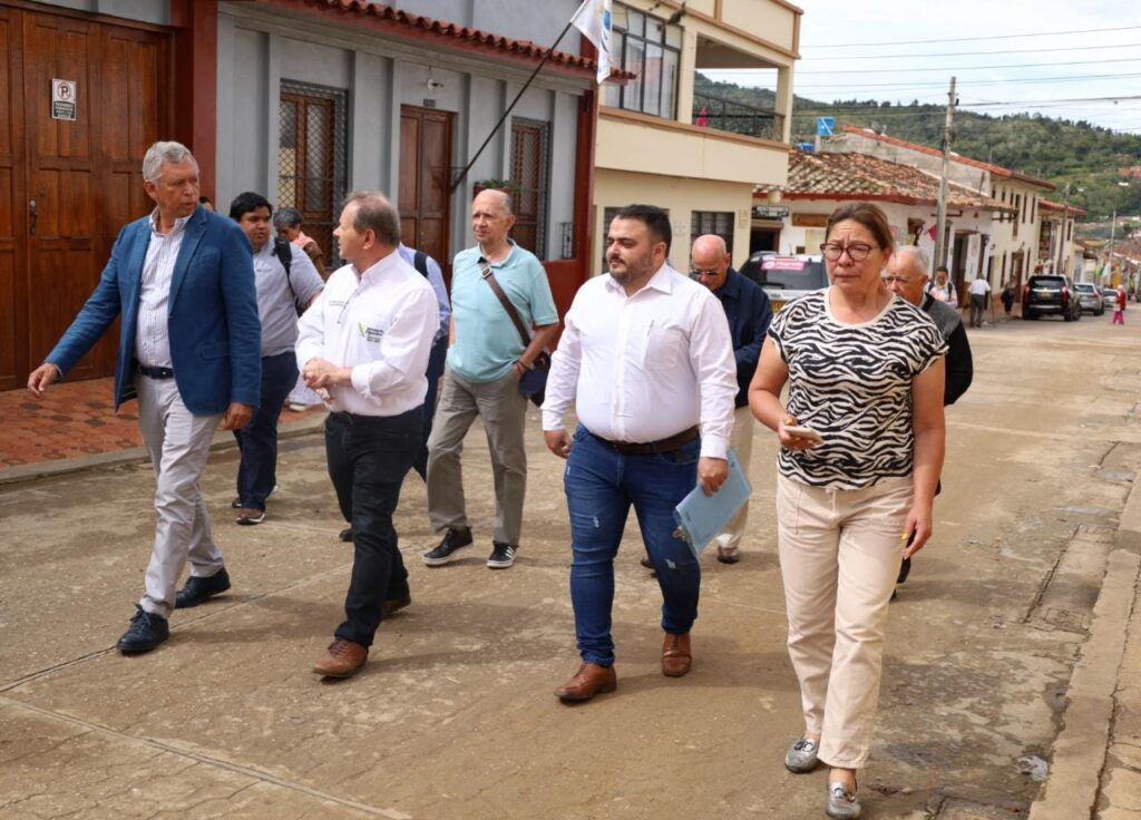 Aspecto del recorrido de los miembros del Consejo Académico por las calles de Zapatoca