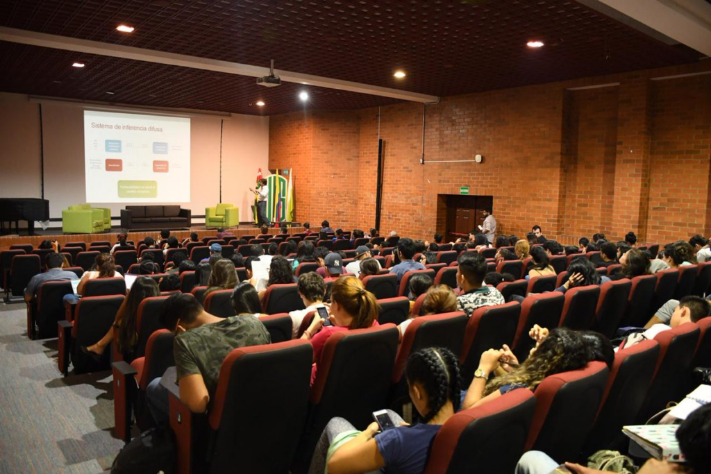 Imagen referencial de reunión en el Ágora de la Facultad de Ciencias Humanas