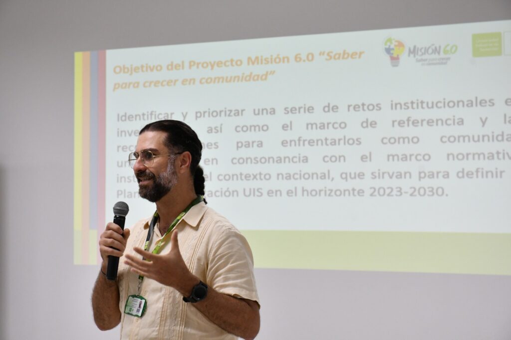 En la imagen, el profesor Carlos Muvdi, miembro de Relatoría Equipo Misión 6.0
