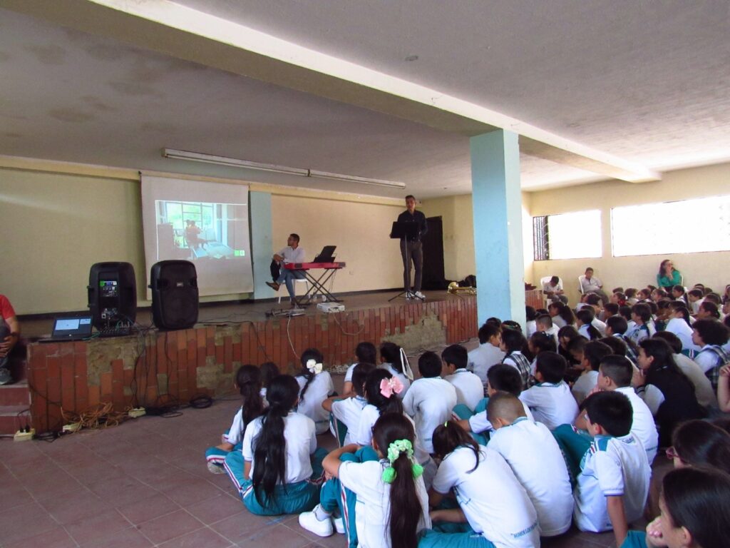 Imagen de socialización del proyecto de divulgación de música colombiana en colegios del área metropolitana de Bucaramanga.