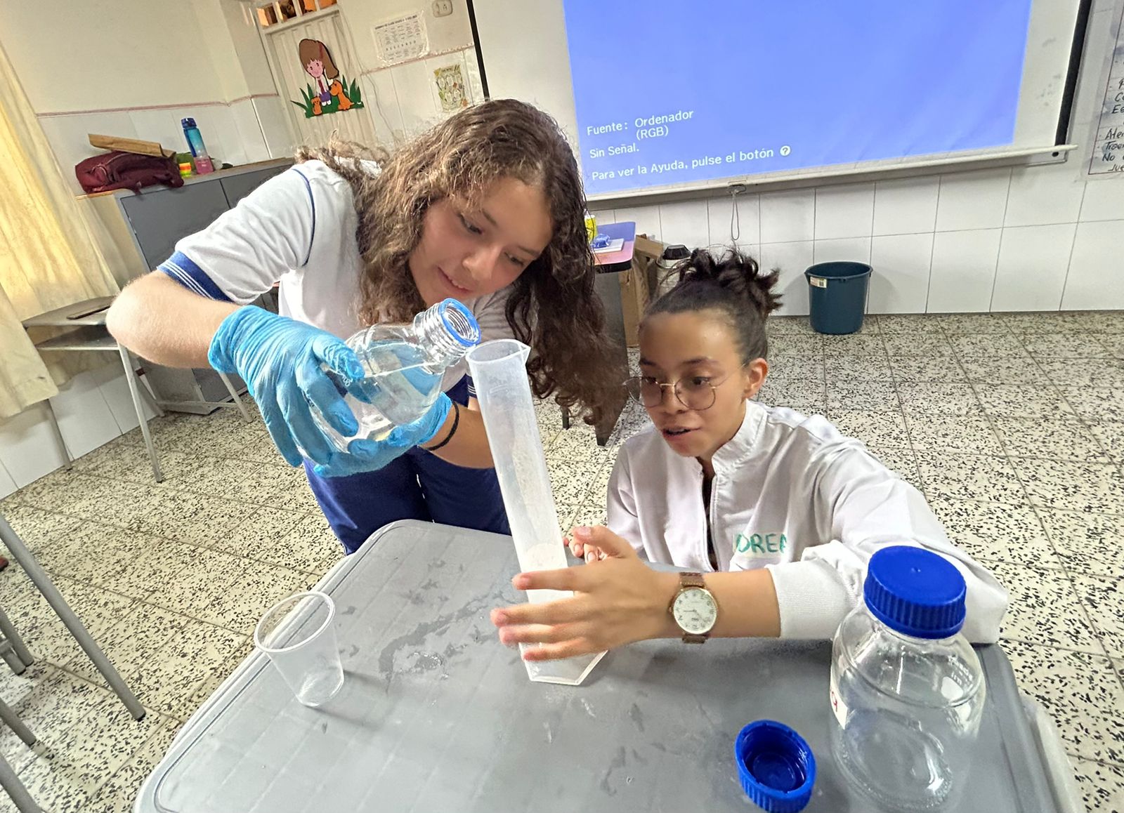 Taller en colegios del Semillero de Genética y Biotecnología de la UIS