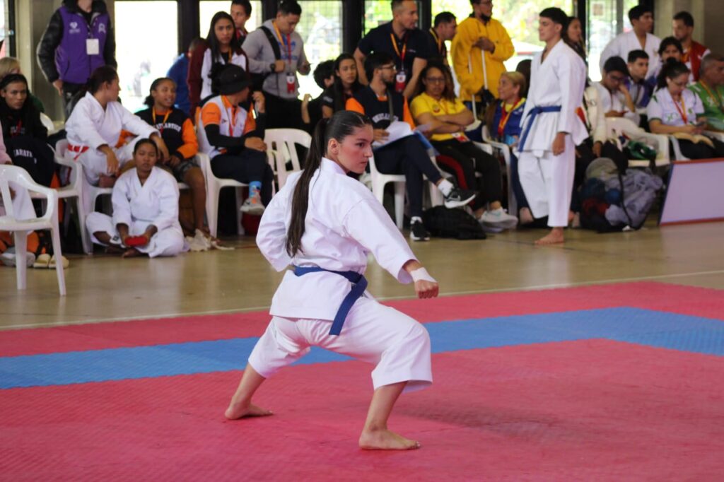 Imagen de una representante del equipo de Karate Do  