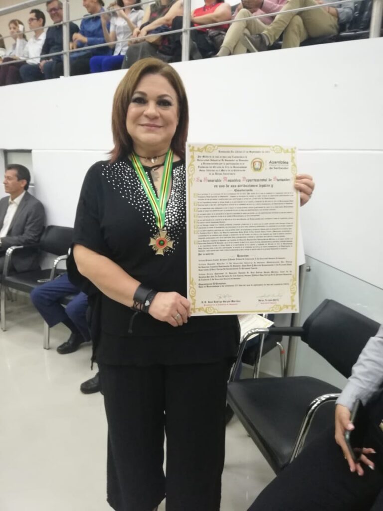Sandra Barrera, directora Cultural UIS recibió reconocimiento a la Universidad por ser parte de los fundadores de Salas Abiertas. 