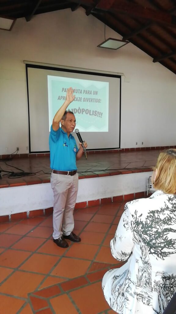 El profesor César Roa, director del programa radial  Paidópolis y del Semillero Seipa expuso el impacto que se logra con el proyecto y ahora Paidoruta.