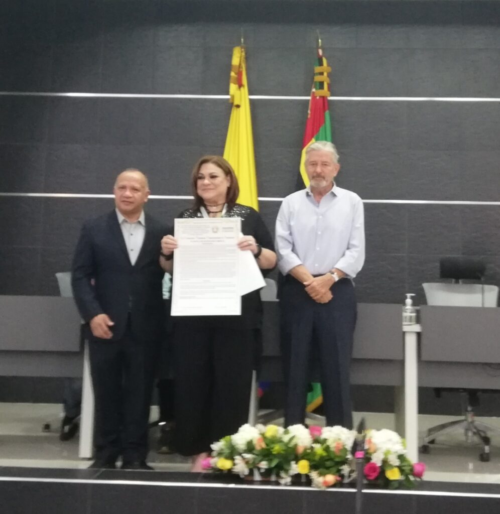Sandra Barrera, directora Cultural UIS junto a los diputados Leónidas Gómez y René Rodrigo Garzón.