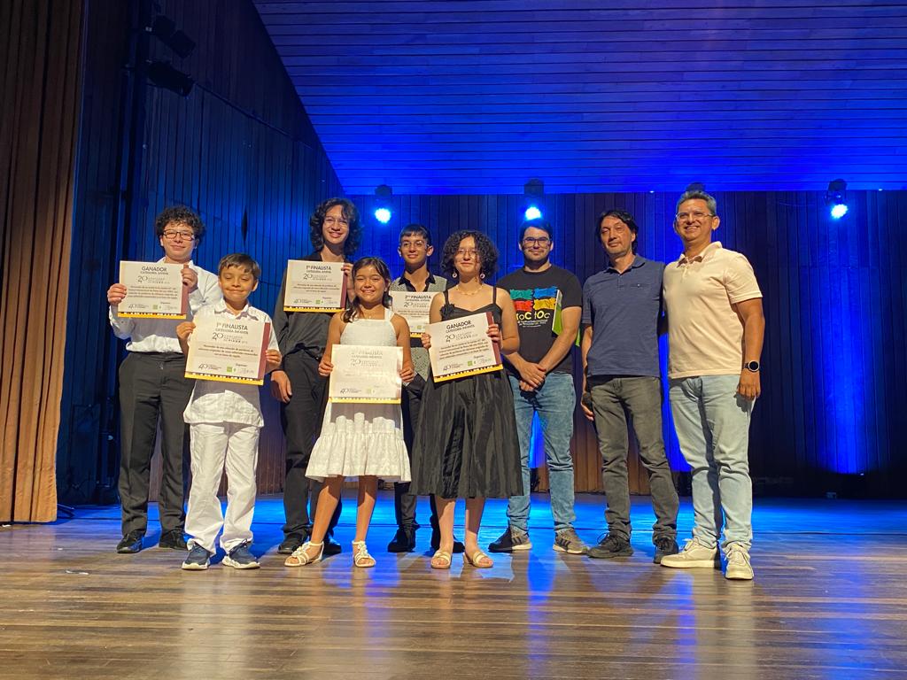 Fotografía de los finalistas y los jurados del Concurso Nacional de Piano categorías infantil y juvenil. 