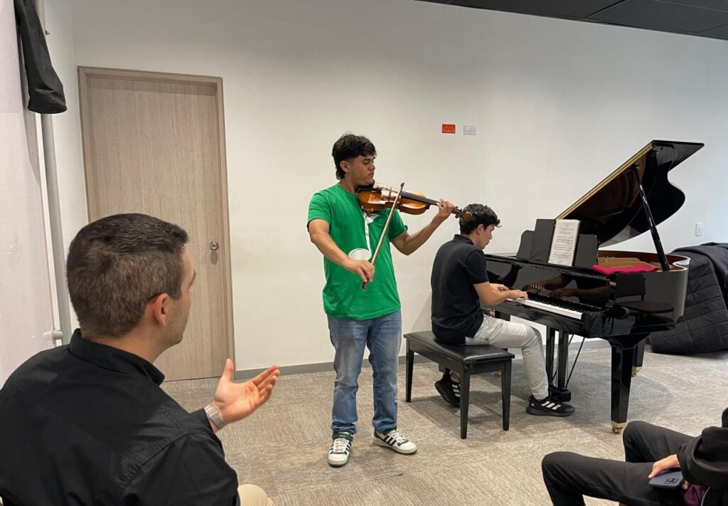 Jóvenes estudiantes UIS junto a Daniel Uribe, Magister en Piano Performance.