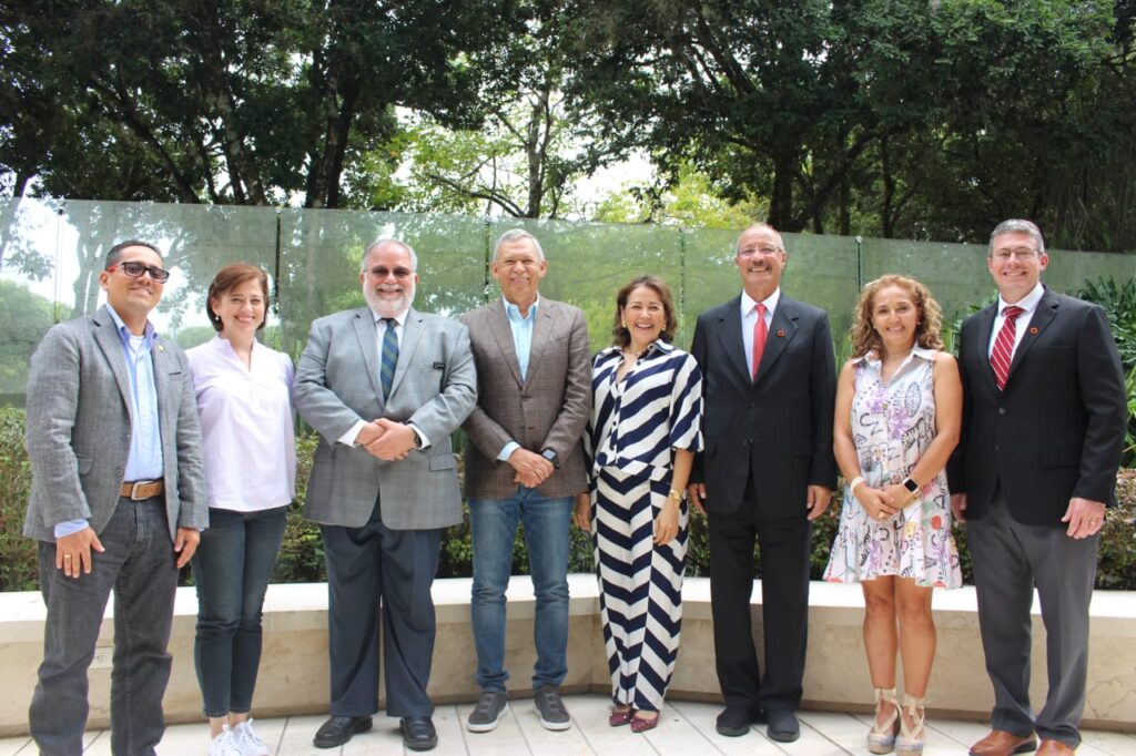 Imagen de los pares académicos de la organización ABET junto al rector y otros altos directivos académicos- administrativos de la UIS