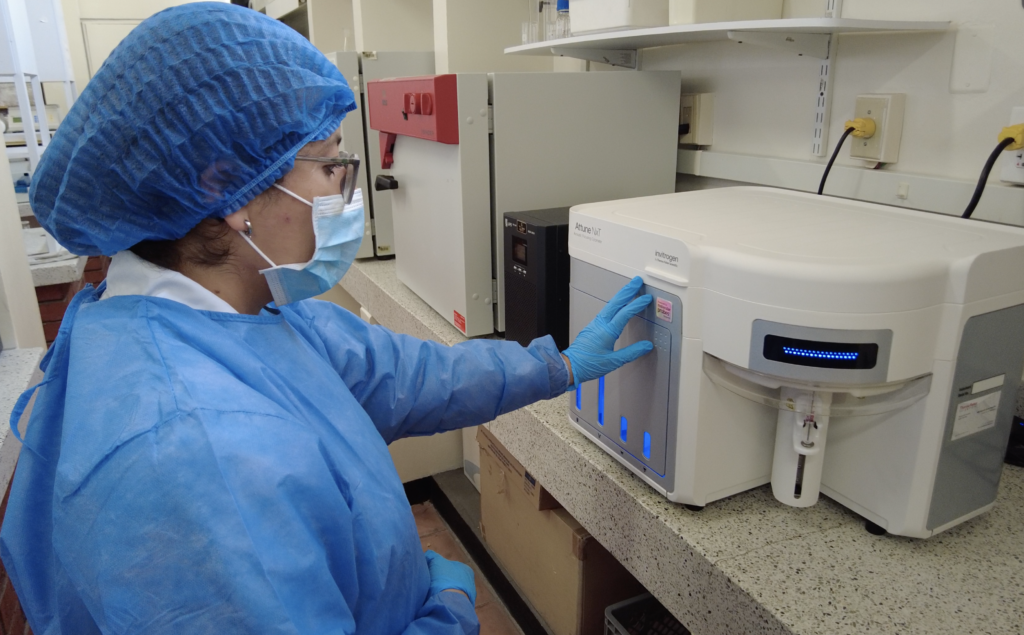 Imagen de citómetro de flujo, equipo de última tecnología que permite identificar y analizar de forma rápida y en detalle células sanguíneas, bacterias y orgánulos celulares como las mitocondrias.