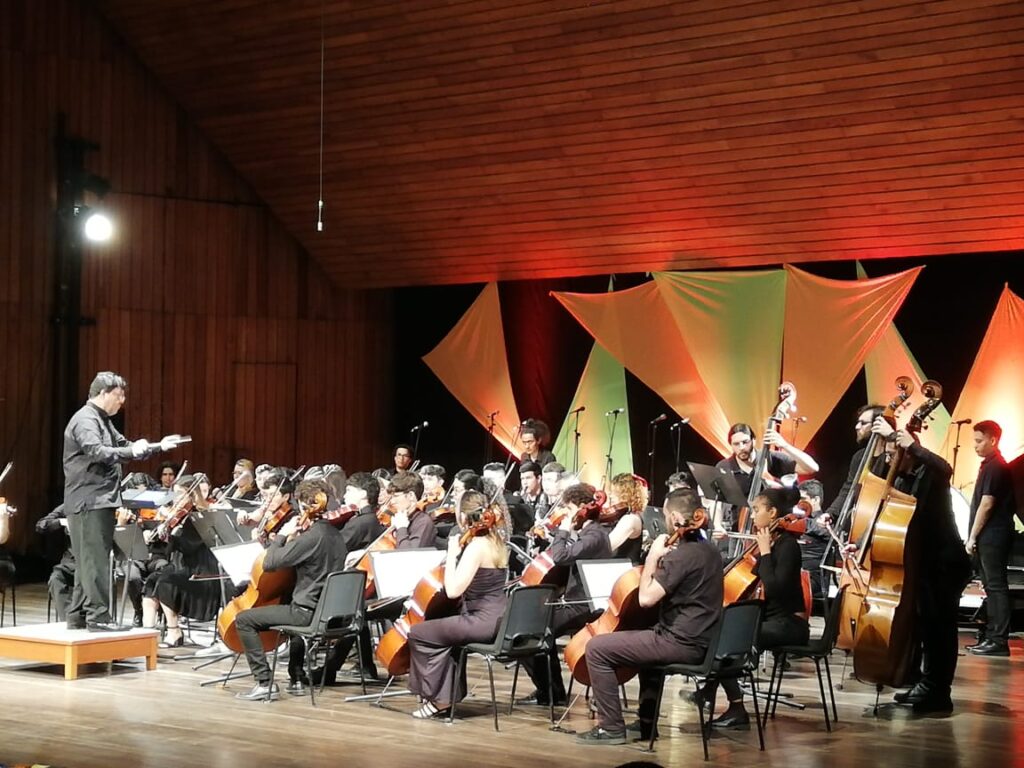 El abre bocas de este evento de conmemoración fue la interpretación de la Orquesta Sinfónica de la Escuela de Artes. 