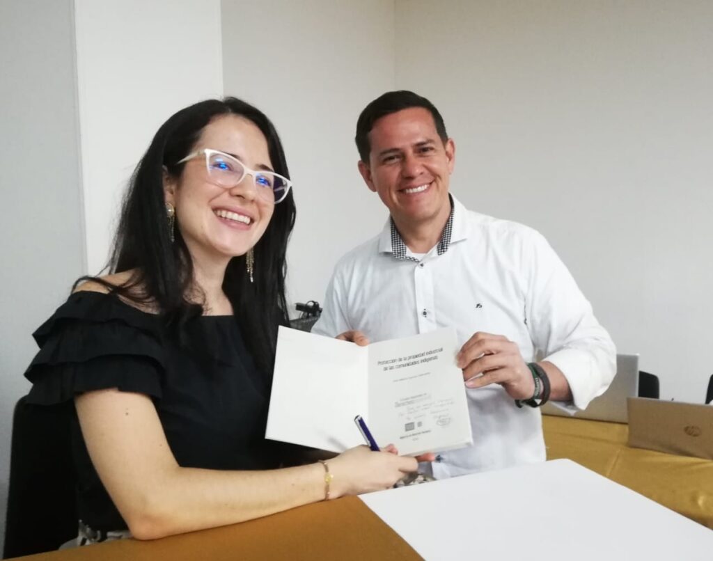 La Dra. Ana Milena García Valbuena firmó su libro a los asistentes.