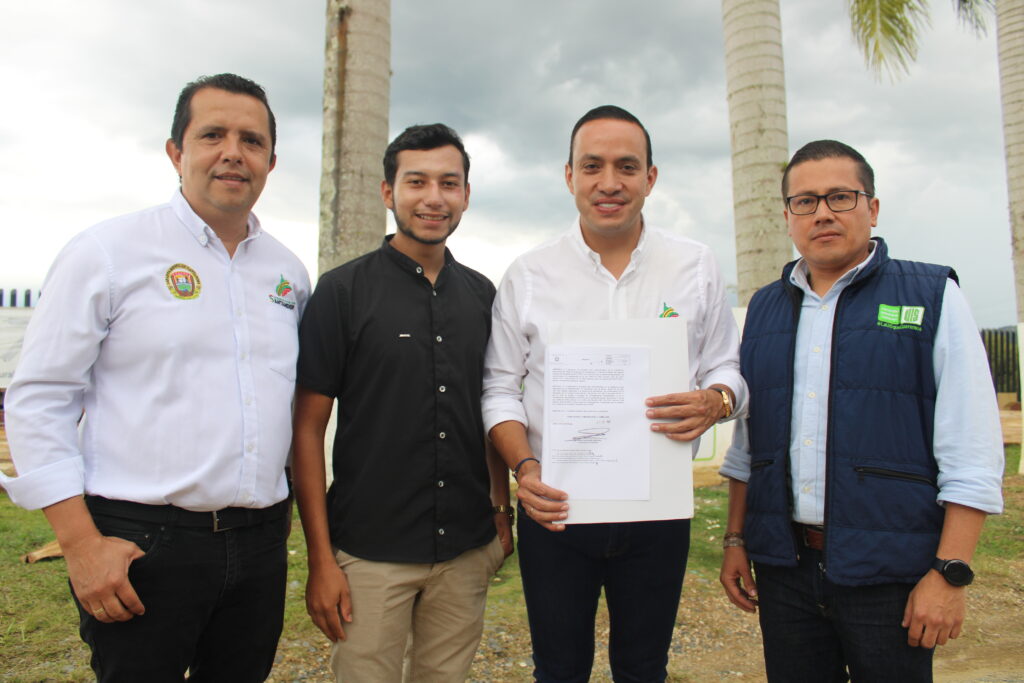 Imagen del Gobernador de Santander, Mauricio Aguilar, tras la forma del decreto de pavimentación.