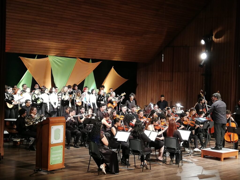 Tunarte UIS y la Orquesta Sinfónica de la Escuela de Artes, se unieron para la celebración de los 15 años de tunería. 