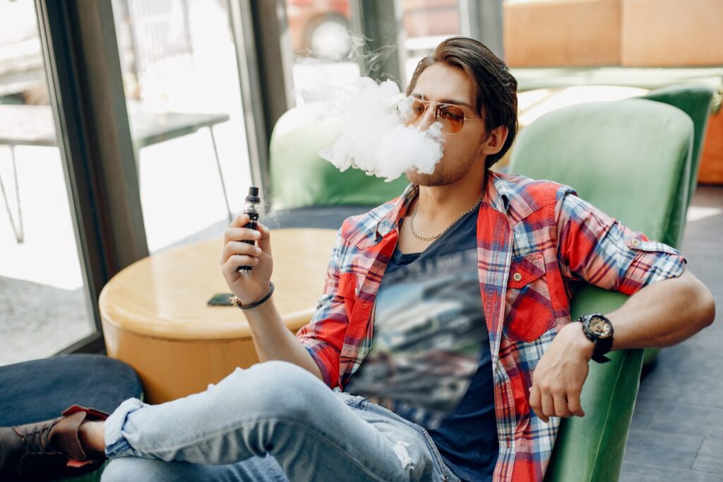 Imagen que muestra a una persona consumiendo el cigarrillo electrónico.