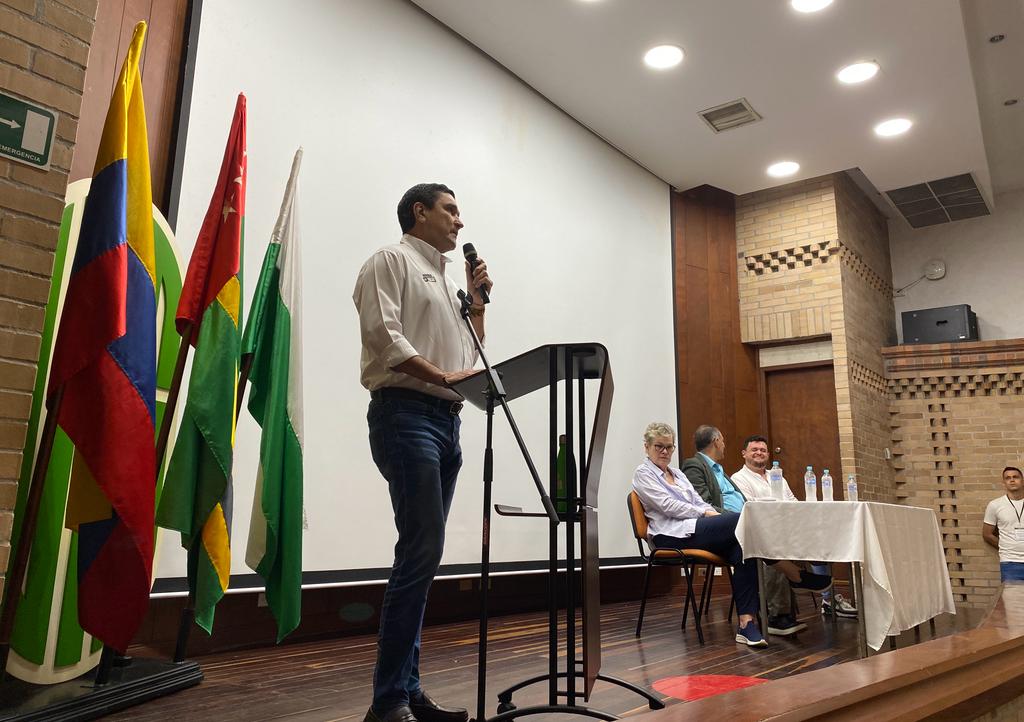 Imagen del alcalde de Bucaramanga durante su intervención en el Simposio.