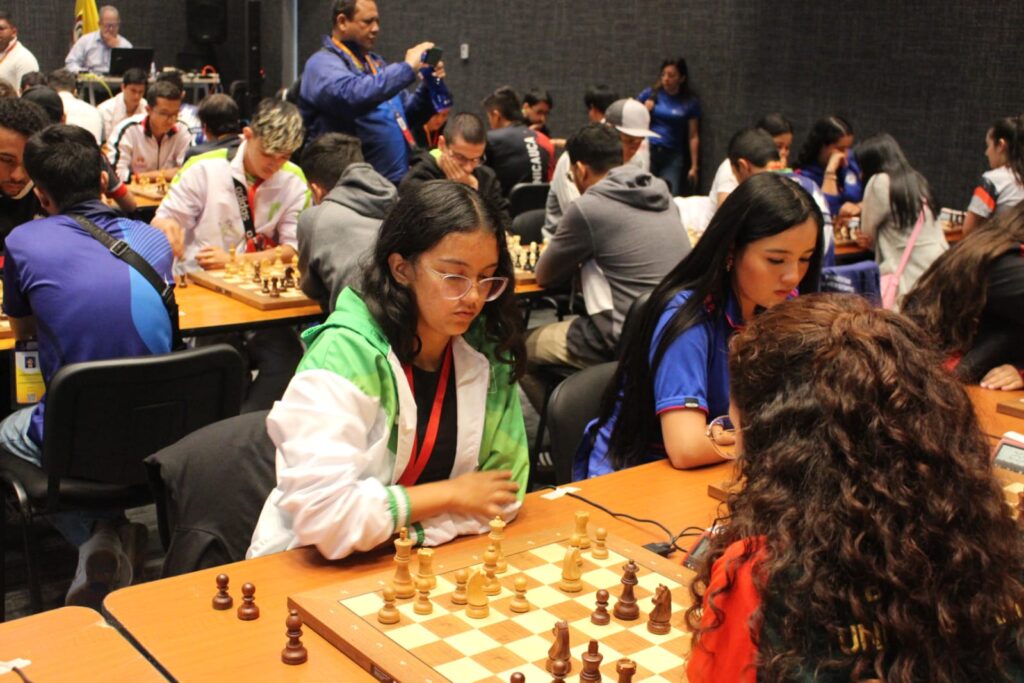 Imagen de la competencia, en primer plano Xiomara Remolina en plena partida en los Juegos Nacionales.