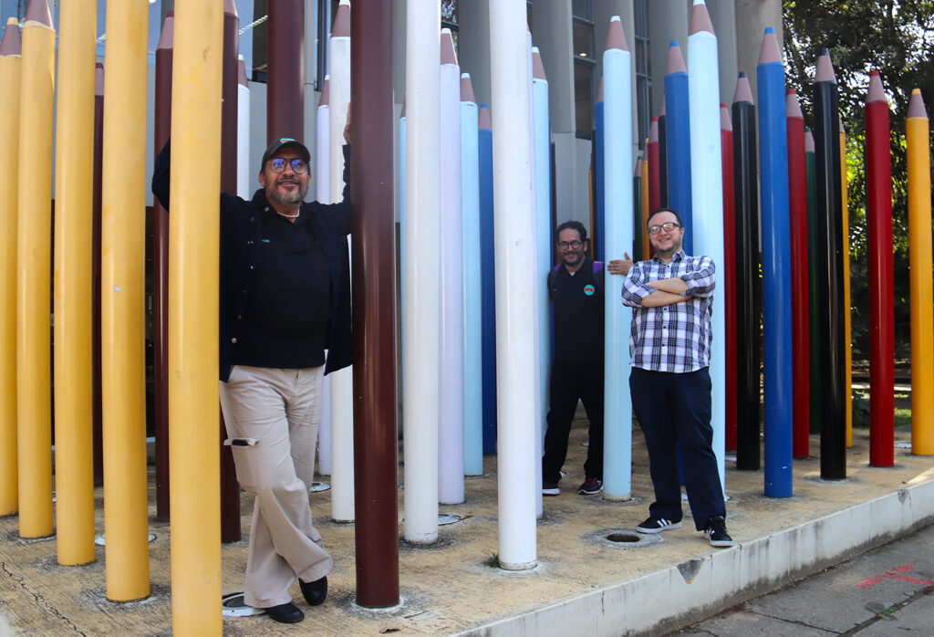 Martín Camargo, Milton Afanador Alvarado y Jimmy Fortuna, son egresados de la Universidad Industrial de Santander, posan en la escultura llamada la Universidad.