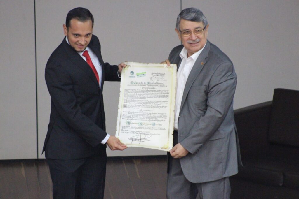 Imagen de reconocimiento del Tribunal al profesor Rodríguez Quintero