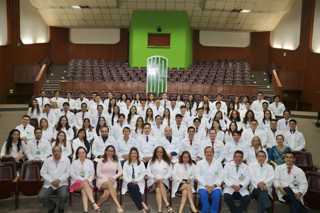 Imagen de estudiantes, profesores y administrativos de la Escuela de Medicina. 