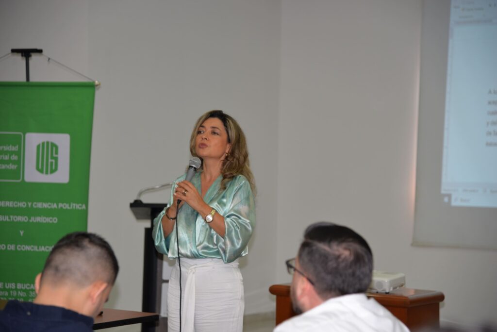 Directora del Consultorio Jurídico y Centro de Conciliación UIS, Clara Inés Tapias Padilla precisa a los estudiantes sus retos en la labor a desempeñar 
