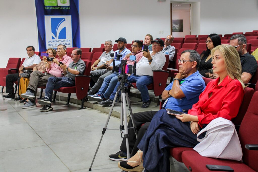 Imagen de periodistas durante la celebración del Día del Periodista en UIS Barbosa.